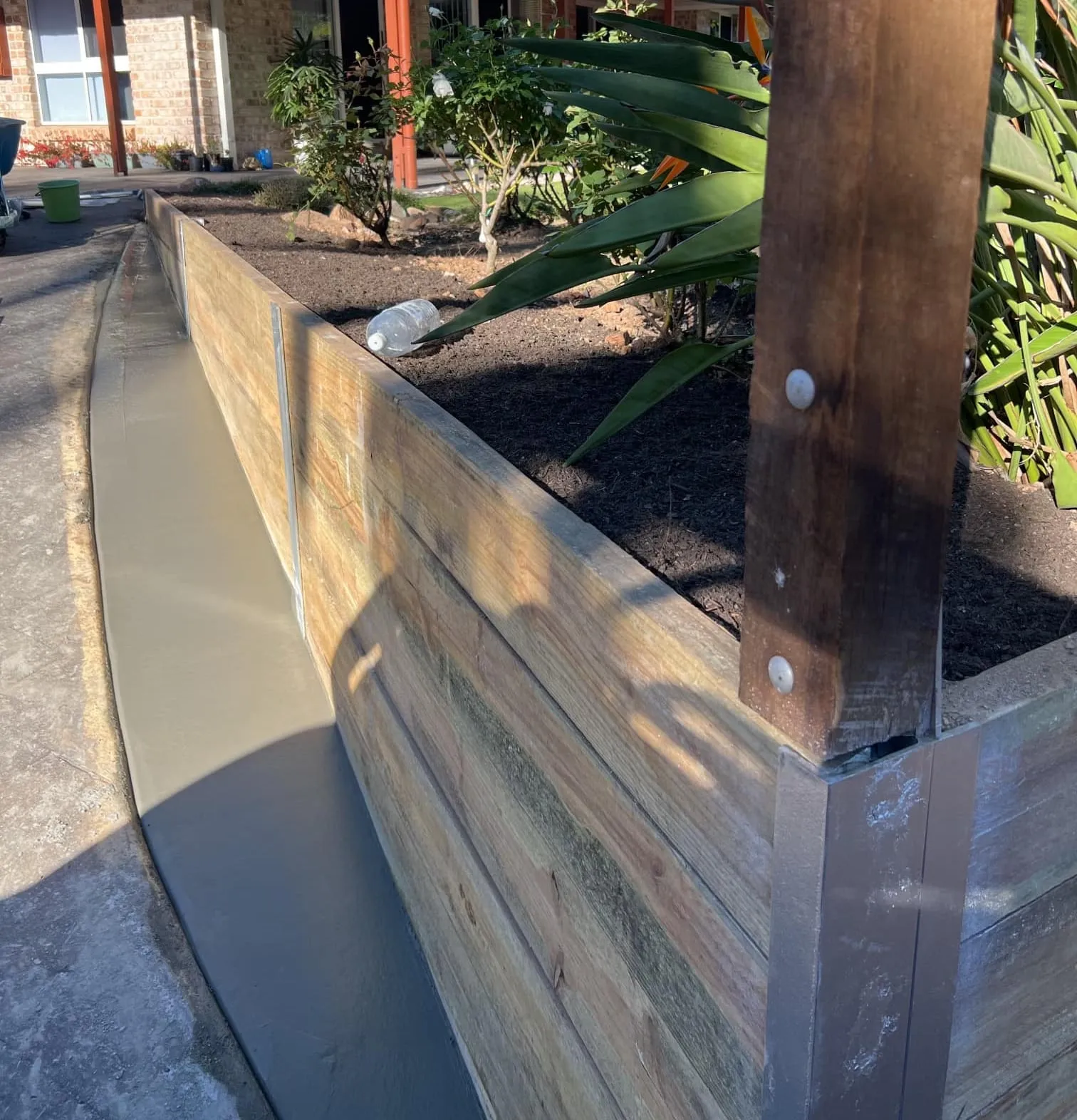 Timber sleeper retaining wall with steel posts